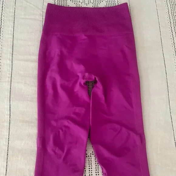 Lululemon Zone In Crop Ultra Violet size 6 rare